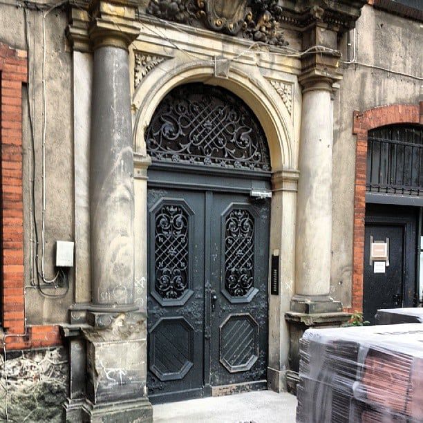 Can has this door?